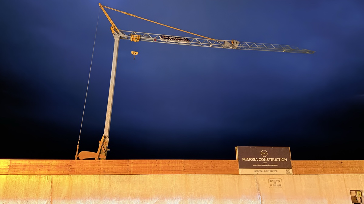 Grue à tour montée à l'aube Cap d'Antibes Mimosa Construction